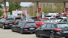 Pracownicy przygranicznych stacji paliw: klientów z Niemiec jest dwa, a nawet trzy razy więcej niż kilka dni temu. Fot. PAP/Marcin Bielecki