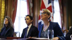 Szefowa brytyjskiej dyplomacji Yvette Cooper. Fot. PAP/EPA/TOLGA AKMEN / POOL