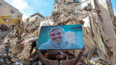 Zwolennik Hezbollahu trzyma zdjęcie zmarłego przywódcy Hassana Nasrallaha Fot. PAP/EPA/WAEL HAMZEH