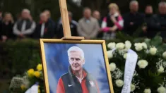 Uroczystości pogrzebowe piłkarza i trenera Jacka Magiery na Cmentarzu Wojskowym na Powązkach w Warszawie, fot. PAP/Leszek Szymański