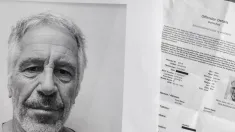 Wydruki treści znajdujących się w aktach Jeffrey'a Epsteina Fot. PAP/EPA/CRISTOBAL HERRERA-ULASHKEVICH