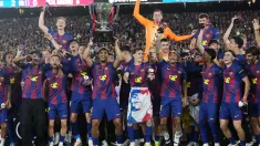 Piłkarze FC Barcelony celebrują zdobycie mistrzostwa Hiszpanii po wygranym meczu z Realem Madryt, fot. PAP/EPA/EFE/SIU WU