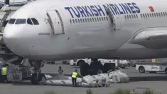 Samolot linii Turkish Airlines na lotnisku w Katmandu, fot. PAP/EPA/NARENDRA SHRESTHA