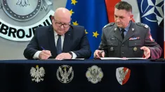 Podpisanie umów w ramach SAFE w siedzibie Agencji Uzbrojenia w Warszawie. Fot. PAP/Piotr Nowak