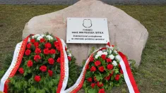 Tablica upamiętniająca sierż. Mateusza Sitka. Fot. PAP/Paweł Supernak