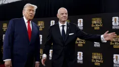 Donald Trump i szef FIFA Gianni Infantino, fot. PAP/EPA/WILL OLIVER