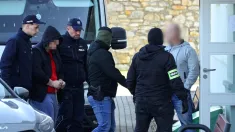 Doprowadzenie 17-letniego podejrzanego (2L) o dokonanie podwójnego morderstwa w miejscowości Kadłub do siedziby Prokuratury Rejonowej w Strzelcach Opolskich, fot. PAP/Krzysztof Świderski