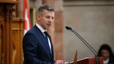 Peter Magyar w węgierskim parlamencie, fot. PAP/EPA/MTI/Boglarka Bodnar