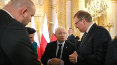 Prezes PiS Jarosław Kaczyński (C) oraz były prezes TVP Jacek Kurski, fot. PAP/Marcin Obara