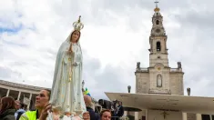 Pielgrzymi w Sanktuarium Matki Bożej Fatimskiej, fot. PAP/EPA/LUSA/PAULO CUNHA
