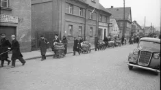 Bielawa, 1946. Repatrianci wraz z dobytkiem na ulicy Wolności. Fot. PAP