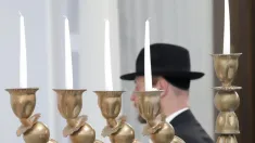 Świece chanukowe. Fot. PAP/Tomasz Gzell