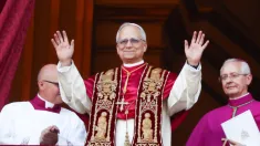 Wybrany na papieża kardynał Robert Prevost (C) ukazał się wiernym, gromadzonym w oczekiwaniu na wyniki konklawe na placu św. Piotra w Rzymie. Nowy papież przyjął imię Leon XIV. Fot. PAP/Art Service 