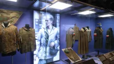 Wystawa "Splot. Czy sukienka może być mundurem? O tym, jak wojna zmieniła strój Warszawiaków" w Muzeum Powstania Warszawskiego. Fot. Paweł Supernak (PAP)
