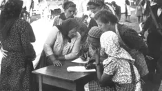 Ewakuacja ludności niemieckiej z terenu Banatu. Kobiety wpisują się na listę ewakuacyjną, 1944 r./NAC