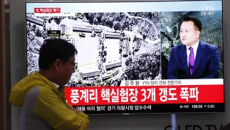 epa06759492 South Koreans watch a TV news broadcast on North Korea's dismantling of its Punggye-ri nuclear test site, at Seoul Station in Seoul, South Korea, 24 May 2018. North Korea has started to demolish its Punggye-ri facility, in the country's northeast, on 24  May, in front of some foreign journalists invited for the occasion.  EPA/JEON HEON-KYUN 
Dostawca: PAP/EPA. PAP/EPA © 2018 / JEON HEON-KYUN