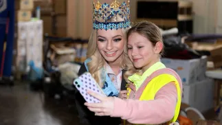 Miss World Karolina Bielawska podczas wizyty w Punkcie Recepcyjnym oraz Centralnym Punkcie Zbiórki Darów dla Ukrainy na terenie MTP w Poznaniu, fot. PAP/Jakub Kaczmarczyk