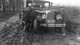 Tablice rejestracyjne z lat 1922-37 z Warszawy. Źródło: NAC