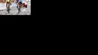 Finisz 5 etapu Tour de France. Simon Clarke (z prawej) wyprzedził Taco Van Der Hoorna. Fot. YOAN VALAT/PAP/EPA