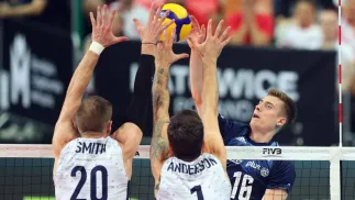 Kamil Semeniuk oraz David Smith i Matthew Anderson z USA podczas meczu grupy C mistrzostw świata siatkarzy w Katowicach. Fot. PAP/Łukasz Gągulski