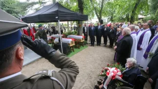 Oficjalny pochówek poprzedziła msza święta. Fot. TT/IPN