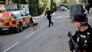 Hiszpańskie służby przed ukraińską ambasadą, Fot. PAP/Europa Press/ABACA