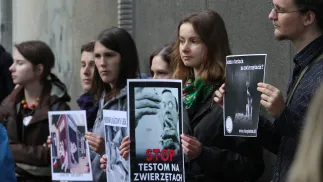 Pikieta ws. zakazu testów na zwierzętach, fot. PAP/Jacek Bednarczyk