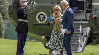 Prezydent Joe Biden z żoną Jill po powrocie z domu w Delaware Fot. Ken Cedeno / POOL/PAP/EPA