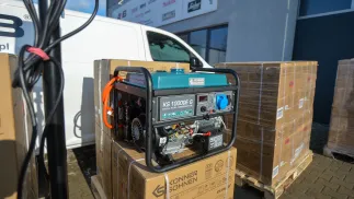 Przygotowywanie transportu generatorów prądu dla ukraińskich szkół i przedszkoli, fot. PAP/ Marcin Obara