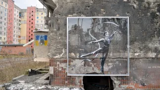 Praca Banksy'ego na jednym ze zniszczonych bloków w Irpieniu. Fot. PAP/UKRINFORM/Evgen Kotenko