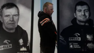 Artur Hajzer (zm. 7 lipca 2013 r.) podczas konferencji prasowej uczestników wyprawy zimowej PZA na Broad Peak (19 marca 2013 r.). Dwaj alpiniści Maciej Berbeka i Tomasz Kowalski (portrety) po zdobyciu Broad Peak zginęli podczas zejścia ze szczytu. PAP/Bartłomiej Zborowski