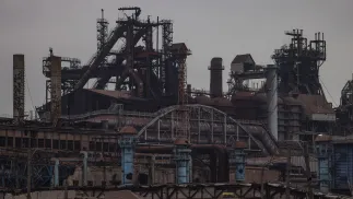 Grudzień 2022 r. Zniszony kombinat Azowstal, fot. PAP/EPA/SERGEI ILNITSKY