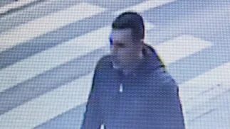 Policja publikuje wizerunek podejrzanego o zrywanie kobietom kolczyków Fot. policja wrocław