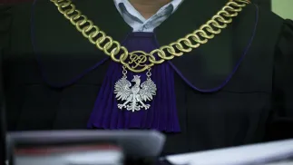 Sędzia na sali rozpraw Fot. PAP/Leszek Szymański