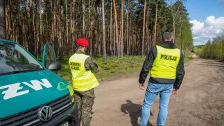 Służby w miejscu znalezienia szczątków rakiety w lesie w okolicach miejscowości Zamość k. Bydgoszczy, fot. PAP/Tytus Żmijewski