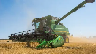 Rolnik zbierający jęczmień na polu w Niemczech, Fot. PAP/DPA/Patrick Pleul