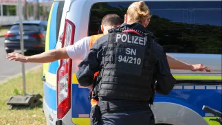 Niemiecka policja podczas zatrzymania Fot. Jan Woitas/PAP/EPA