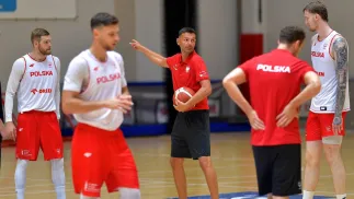 Koszykarze reprezentacji Polski Michał Sokołowski (L) i Aleksander Balcerowski (P) oraz szkoleniowiec drużyny Igor Milicic (C) podczas treningu na zgrupowaniu we Wrocławiu, fot. PAP/Sebastian Borowski