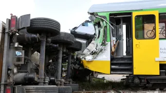 Miejsce zderzenia ciężarówki z szynobusem na niestrzeżonym przejeździe kolejowym w miejscowości Dalanówek. Fot. PAP/Rafał Guz