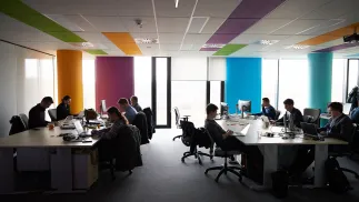 Pracownicy w biurze. Fot. PAP/Adam Warżawa