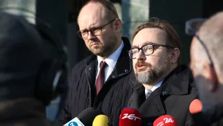 Paweł Szrot oraz Marcin Przydacz. Fot. PAP/Tomasz Gzell