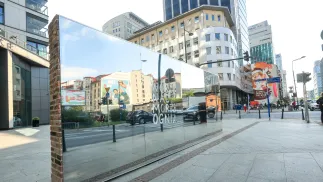 Instalacja z lustrem weneckim, Fot. PAP/Szymon Pulcyn