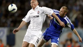 Mariusz Lewandowski z Szachtara (Donieck) walczy o piłkę z Tiberiu Ghioane z Dynamo Kijów podczas półfinałowego meczu Pucharu UEFA pomiędzy ukraińskimi klubami w Kijowie. 30 kwietnia 2009 r. Fot. PAP/EPA/SERGEY DOLZHENKO