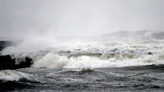 Ratownicy SAR kontynuują poszukiwania zaginionego marynarza. Fot. PAP/Marcin Bielecki