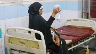 Matka z dzieckiem chorym na dengę w szpitalu w Dhace w Bangladeszu Fot. PAP/EPA/Suvra Kanti Das/ABACA