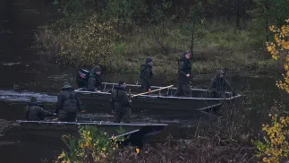 Poszukiwanie Grzegorza Borysa w zbiorniku wodnym Lempusz (03.11.2023r.) fot. PAP/Adam Warżawa