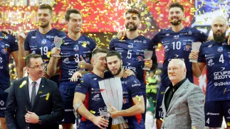 Sebastian Świderski i zawodnicy klubu ZAKSA Kędzierzyn- Koźle. Fot. PAP/Zbigniew Meissner