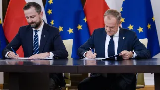 Władysław Kosiniak-Kamysz i Donald Tusk podczas uroczystości parafowania umowy koalicyjnej Fot. PAP/ Marcin Obara
