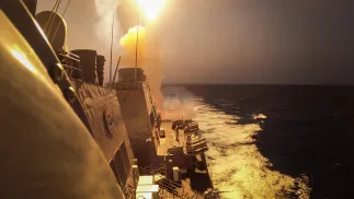 Amerykański niszczyciel rakietowy USS Carney (DDG 64). Fot. PAP/Newscom/MC2 AARON LAU