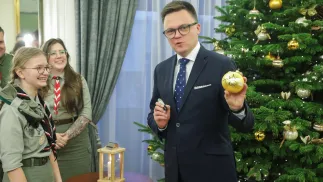  Marszałek Sejmu Szymon Hołownia na przekazaniu Betlejemskiego Światła Pokoju przez harcerzy ZHP w Sejmie. PAP/Tomasz Gzell